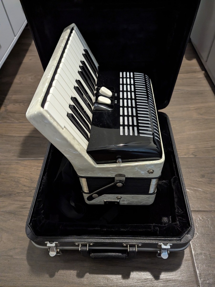 Hohner AMICA II 48 Piano Accordion 48 Bass 26 Treble Keys White