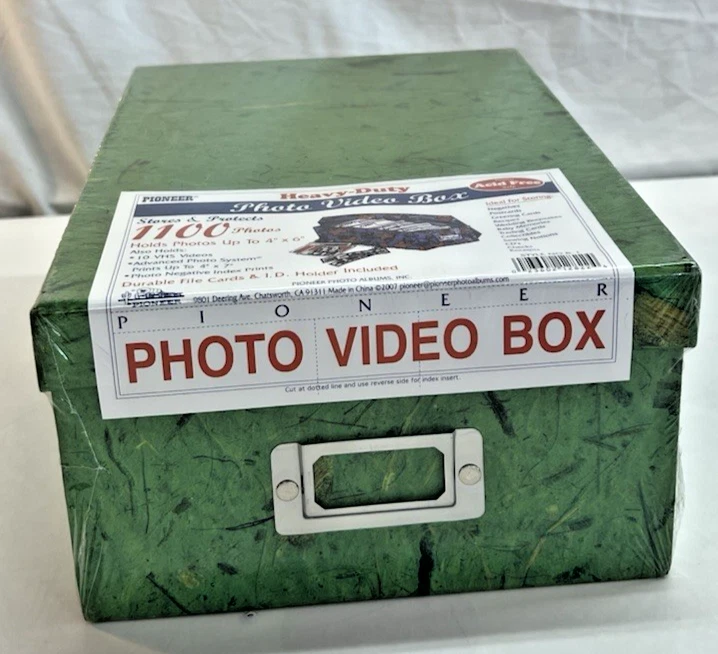 Caja de almacenamiento de fotos Pioneer - Tiene capacidad para 1100 fotos 4x6 | Placa de etiqueta de metal, sin ácido Foto 2 de 4