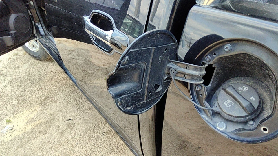 Puerta del tanque de combustible GMC Canyon 2004-2012 con bisagra tapa de gas relleno OEM negro 41u Foto 4 de 4