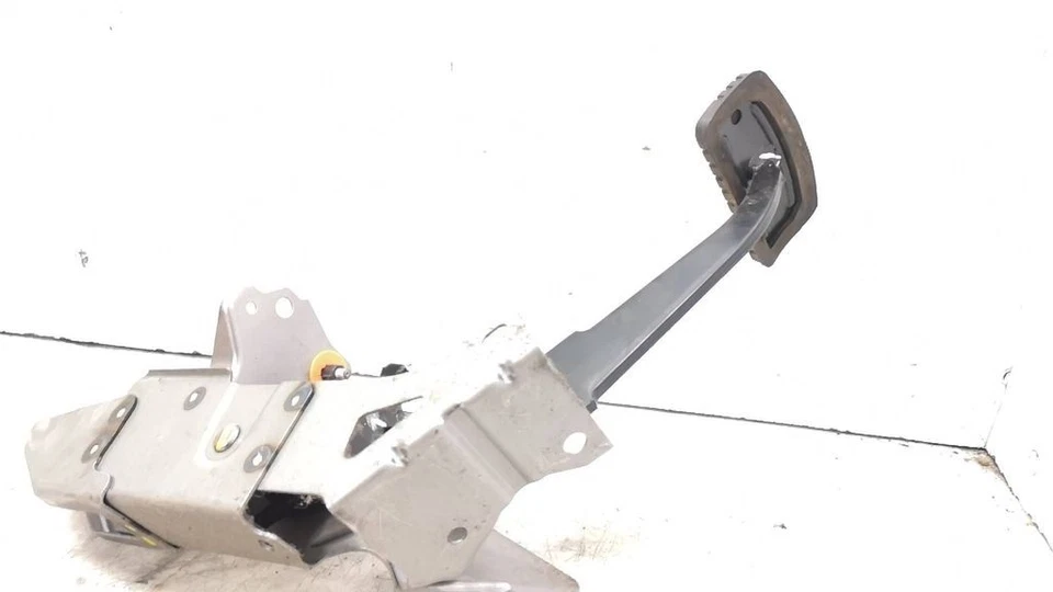 Mitsubishi Space Star 2013 LHD 1.2 transmisión automática pedal de freno gasolina 59kW Foto 2 de 4