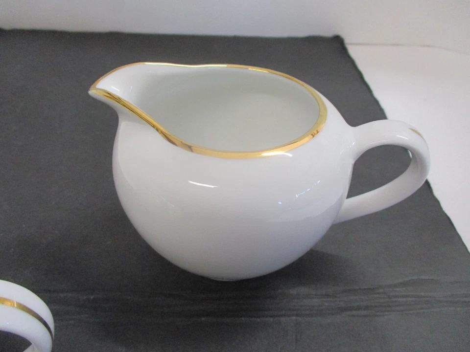 Juego de crema y azúcar 10 Strawberry Street, ltd. de MONNO BLANCO y DORADO Foto 3 de 4