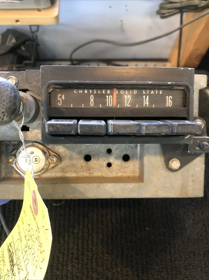 1972 DODGE CHARGER AM PUSH BUTTON RADIO WITH ONE KNOB Foto 3 de 4