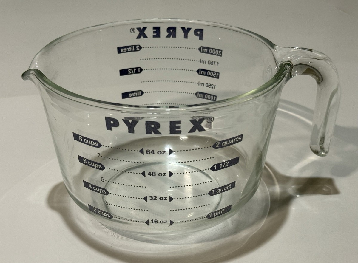 PYREX 8 Cups 64 Oz 2 Quarts Blue Lettering Measuring Cup 2000 ML 2