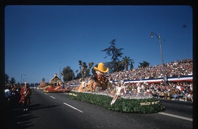 sl25 Original slide 1959 Kodachrome Rose Parade Float pretty women 045a