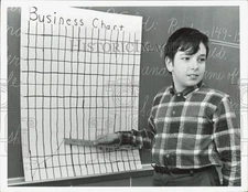 Press Photo Richard Whitfield points to business chart at Warrensville Heights
