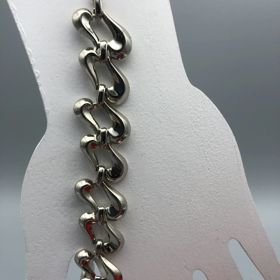 Hermoso collar de eslabones en zigzag tono plata pesado firmado Monet cierre de gancho de 17" Foto 4 de 4