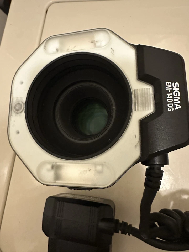 Sigma EM-140 DG TTL Macro Ringlight Flash for Canon DSLR 62mm Adapter (35) - Image 2 of 4