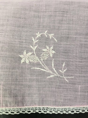 Allacciatura a rete Hankie rosa vintage ricamata con bordi all'uncinetto 9,25" x 9,25" - Foto 6 di 12