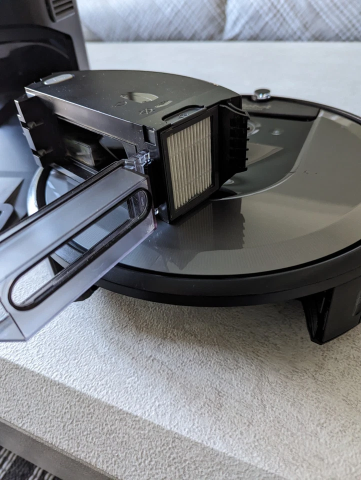 iRobot Roomba i8+ i8550 Wi-Fi Connected AI Robot  + Automatic Dirt Disposal - Image 4 of 4