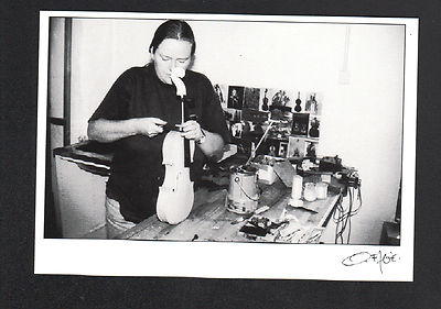 LUTHIER WORKSHOP, CRAFTSMAN MAKING A VIOLIN in 1994 / FAGE 95.709