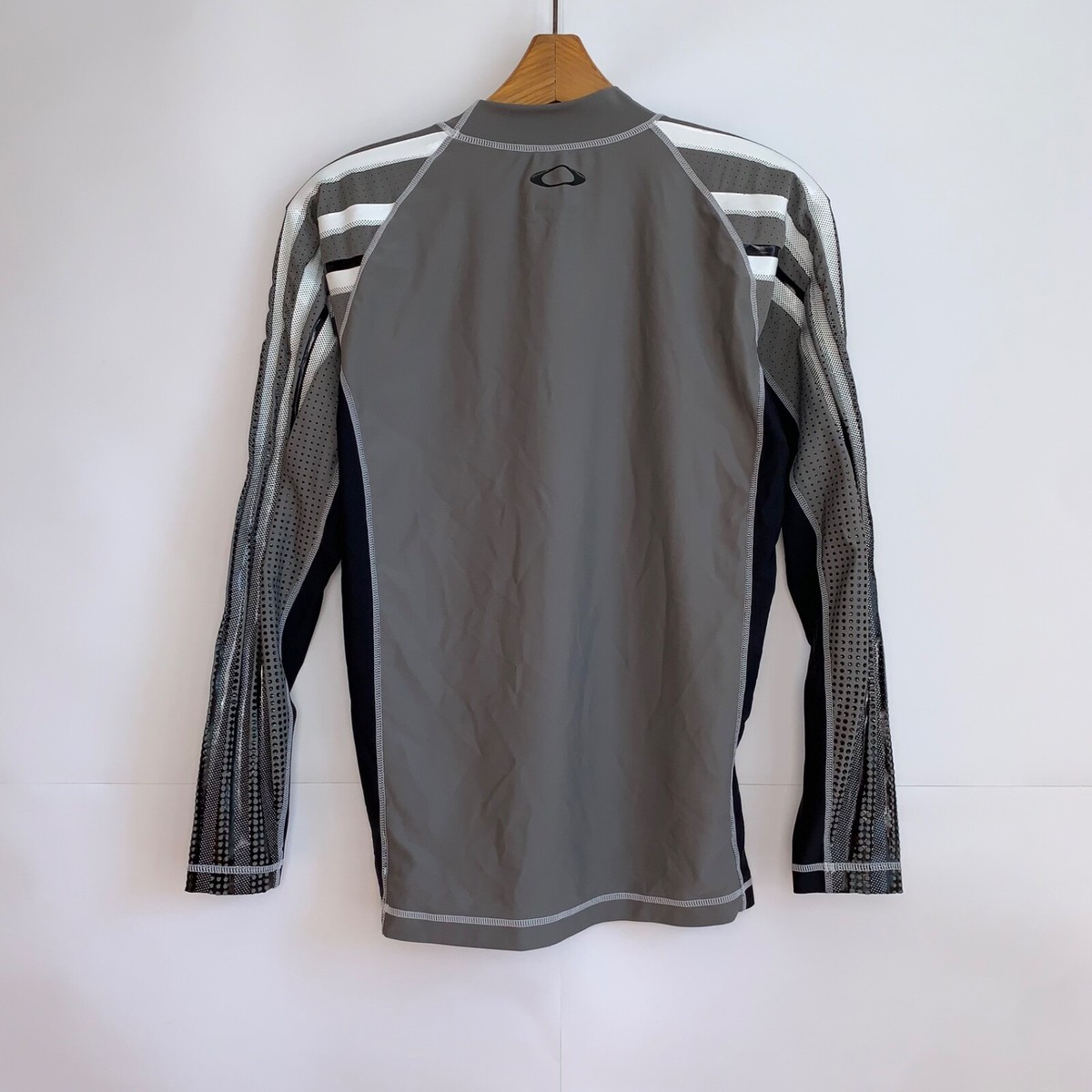 OAKLEY LONG SLEEBE RASH GUARD VINTAGE COMPRESSION TOP sz XL OAKLEY LONG SLEEBE RASH GUARD VINTAGE COMPRESSION TOP sz XL