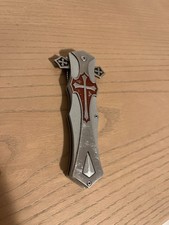 Navaja de bolsillo Tac Force Collector's "Crusader" con mango de resorte Cruz Roja