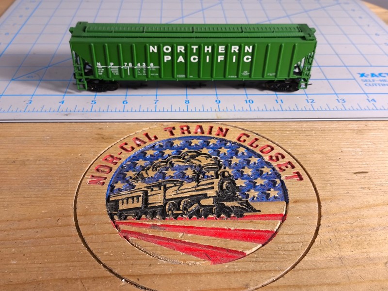 HO Athearn Northern Pacific NP 76436 3-Bay Covered Hopper w/KDs & MWs Lot# OR91