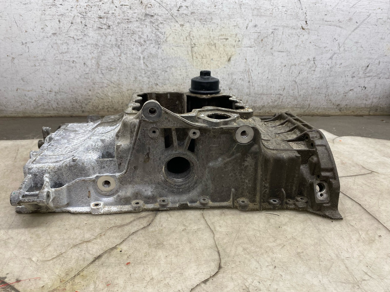 2020-2025 ASTON MARTIN DBX OEM 4.0L UPPER ENGINE OIL PAN 1770108904