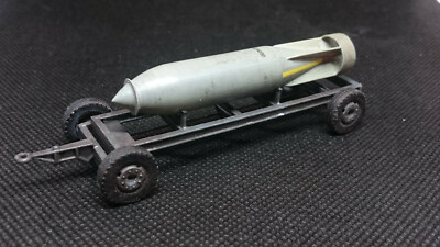 Aerolus AEC003  Großladungsbombe SC 5000 - German Tallboy bomb with Trailer 1:72
