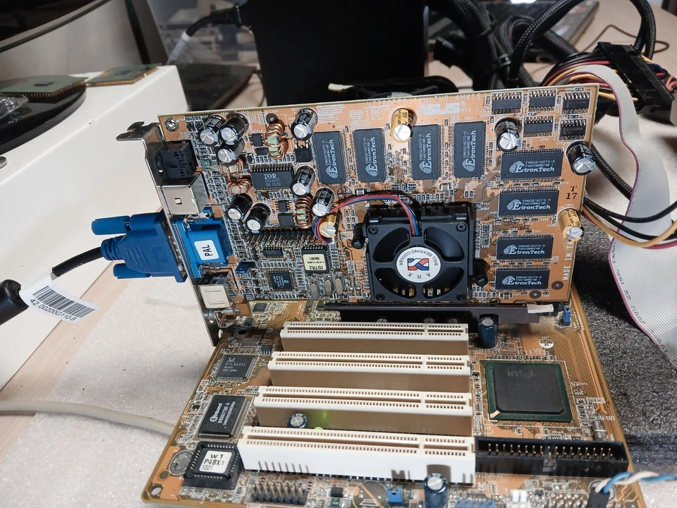 VINTAGE - ASUS AGP-V7700/PRO/64mb DDR DELUXE VERSION - WORKS! RETRO WIN98 BUILD - Image 4 of 4