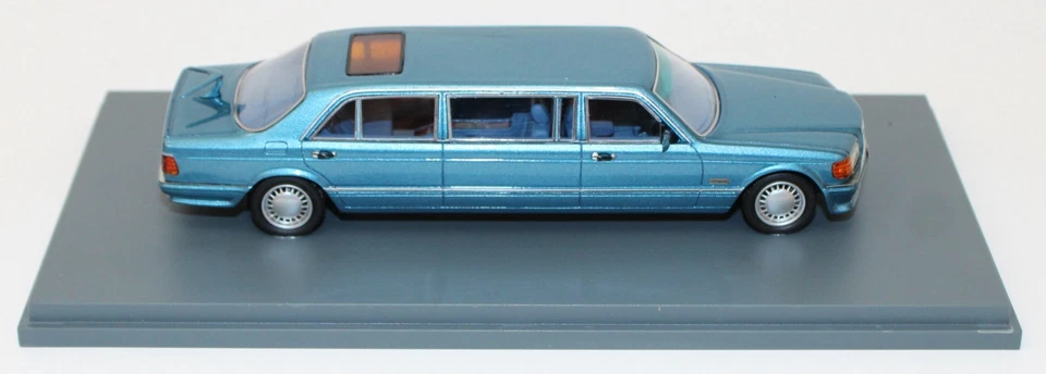 Neo Scale Models 45355 1990 Mercedes W126 Stretch Limousine Blue Resin 1:43 MIB - Image 4 of 4