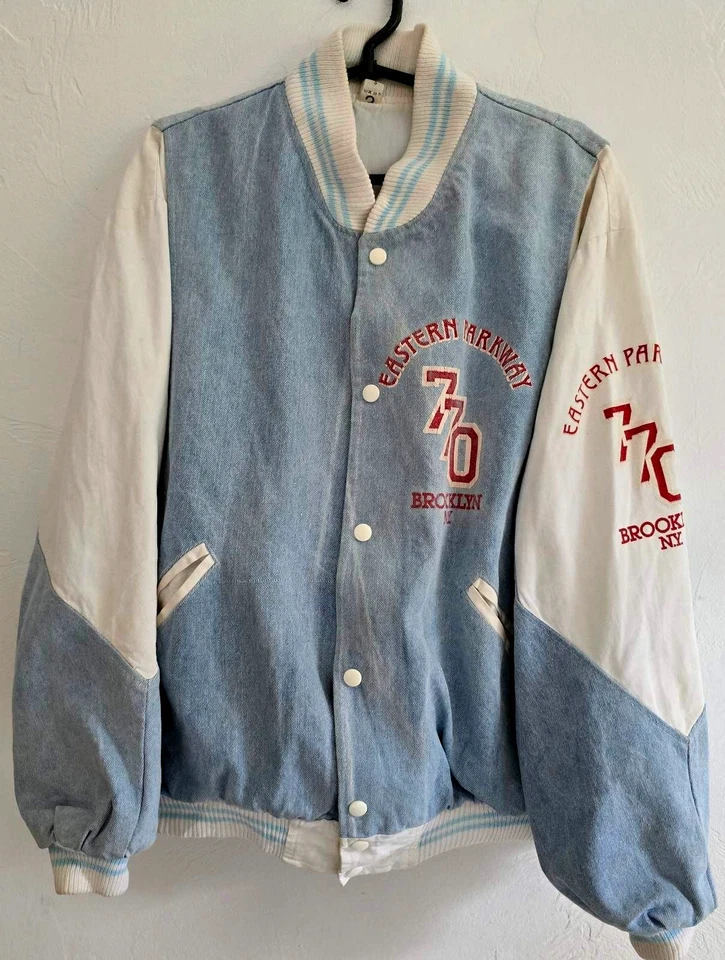 Jaqueta bombardeiro jeans rara vintage anos 80 "EASTERN PARKWAY 770 BROOKLYN N.Y." - Imagem 2 de 4