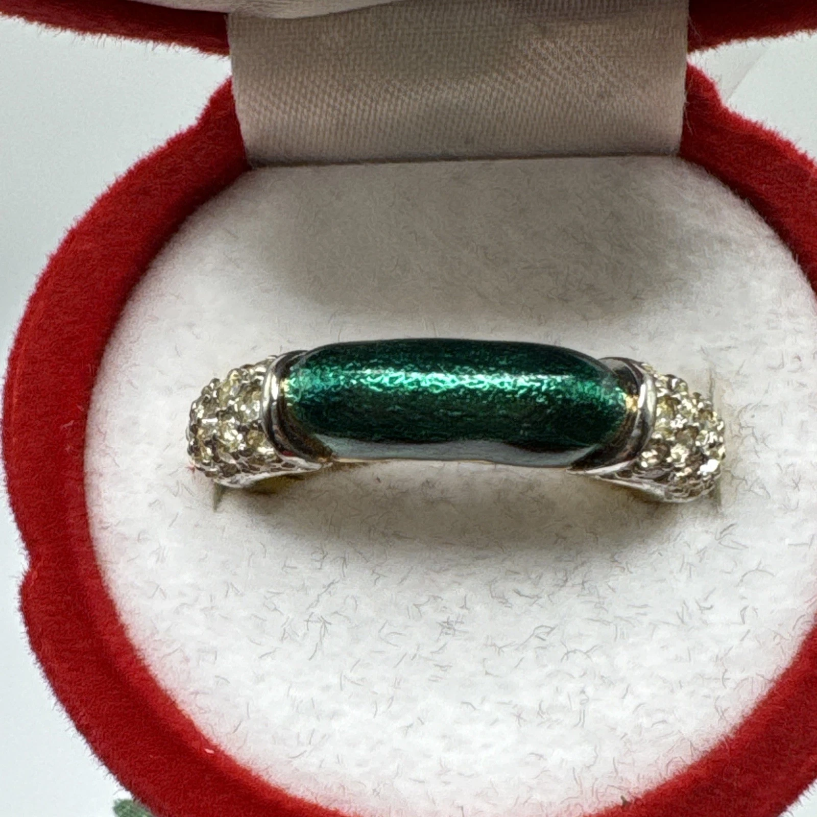 Bague vintage fantaisie verte nacrée avec strass. Taille 52