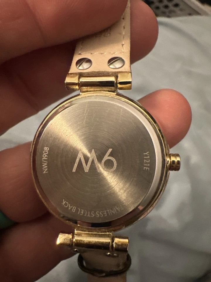 Relógio feminino Nine West M6 – estojo dourado, mostrador preto e pulseira de couro - Imagem 2 de 4