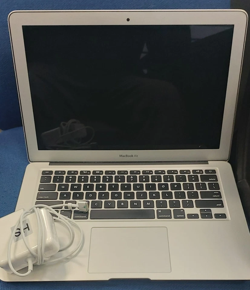 Apple MacBook Air 13" 2015 · i5 · 4GB · 250GB, photo 1 of 5