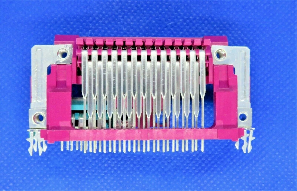 DM11352-PZ8 FOXCONN D SUBMINIATURE CONNECTOR *NEW* - Image 2 of 4