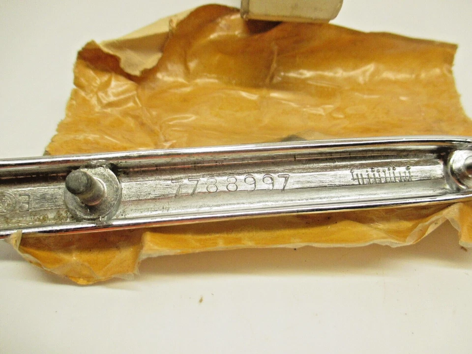 НОВЫЙ ИЗ СТАРЫХ ЗАПАСОВ 1968-69 BUICK GS, SKYLARK СПЕЦИАЛЬНЫЙ РОСКОШНЫЙ ОТДЕЛОЧНЫЙ МОЛДИНГ КРЫШКИ БАГАЖНИКА NO 7788997 - Изображение 3 из 4