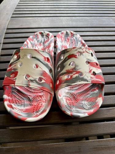 Crocs CLASSIC MARBLED ICONIC SLIDES Flame Red Grau Unisex Pantoletten Sandalen - Bild 1 von 5