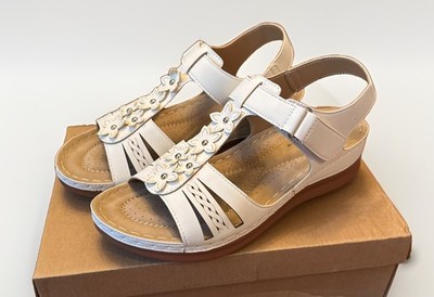 NIB Qierhaoo Ferry 3 White Women s Sandals with Cushioned Footbed Size 7