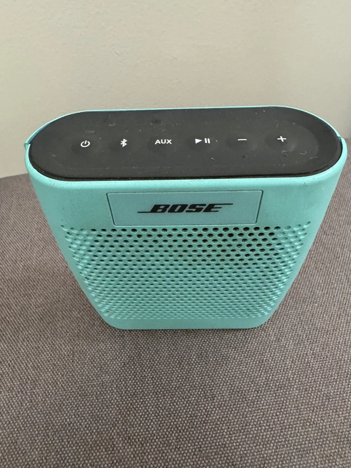 Mini altavoz Bluetooth color Bose Soundlink azul azulado en funcionamiento Foto 4 de 4