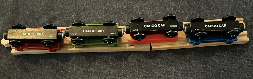 Lote de 4 vagones de carga de tren de madera Thomas and Friends rojo verde azul Foto 4 de 4