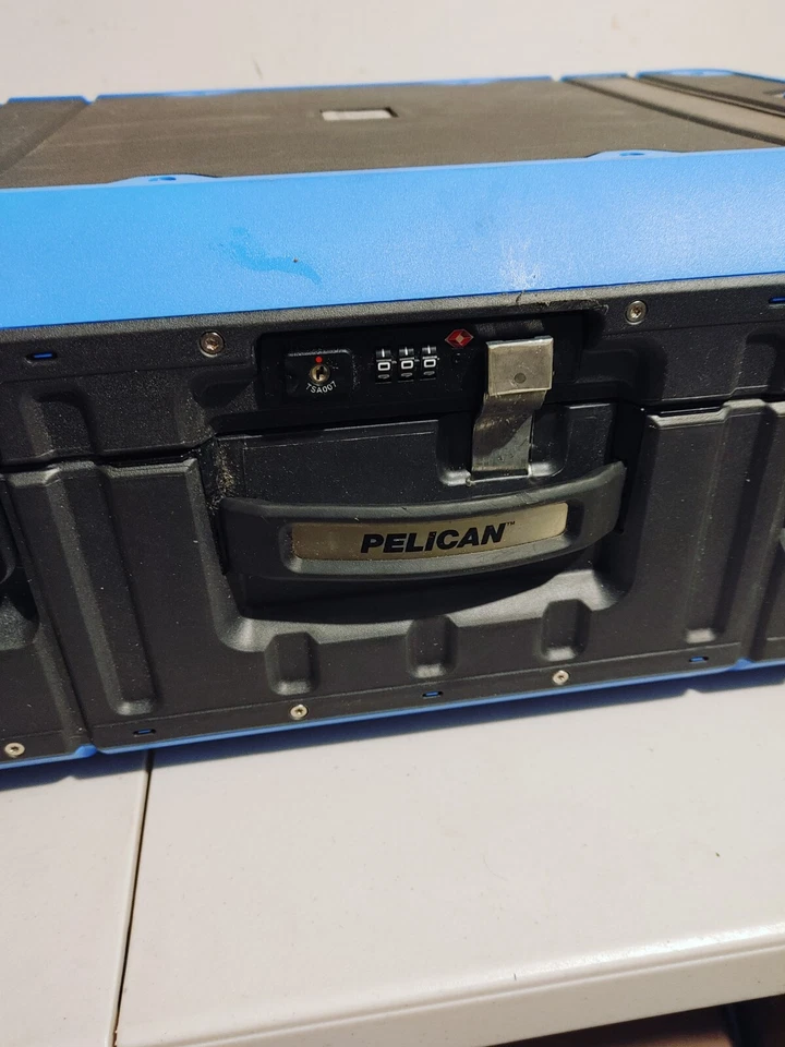 Pelican Elite Luggage Series carry-on case - Glue Residue - LOCK WORKS- USED - Image 2 of 4