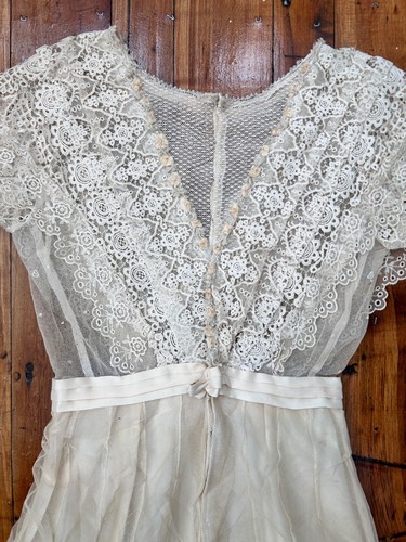 Edwardian 1900s 1910s Ivory silk and lace ribbon work rosette gown antique - Picture 7 of 11
