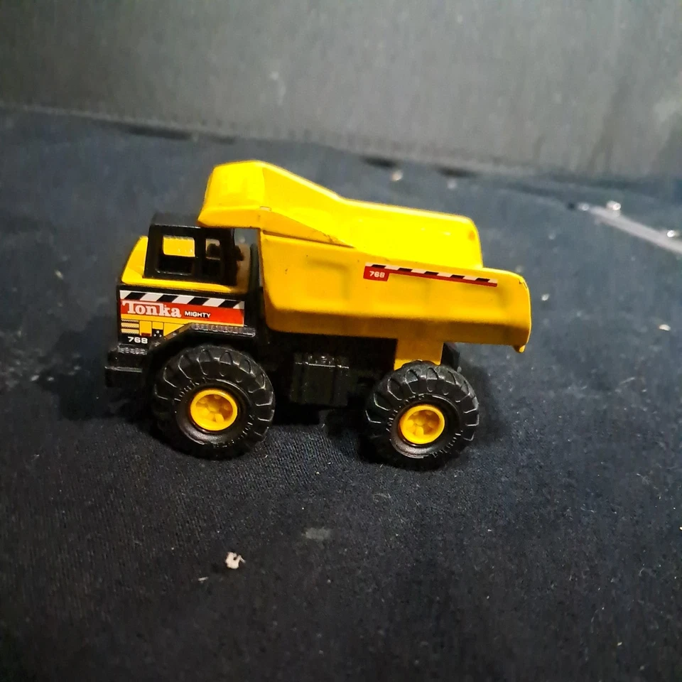 Tonka Maisto Mighty 自卸车 3 英寸压铸金属结构 1998 年二手状况完好罕见玩具 — 第 2/4 张图片