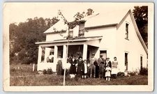 VINTAGE PHOTO OLD OUTDOOR ANTIQUE PICTURE HOME FAMILY HOUSE MEN WOMEN KIDS