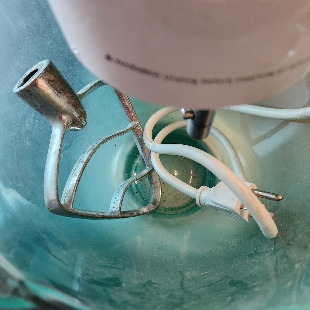 Jenn-Air Attrezzi Stand Mixer. White mixer with turquoise glass