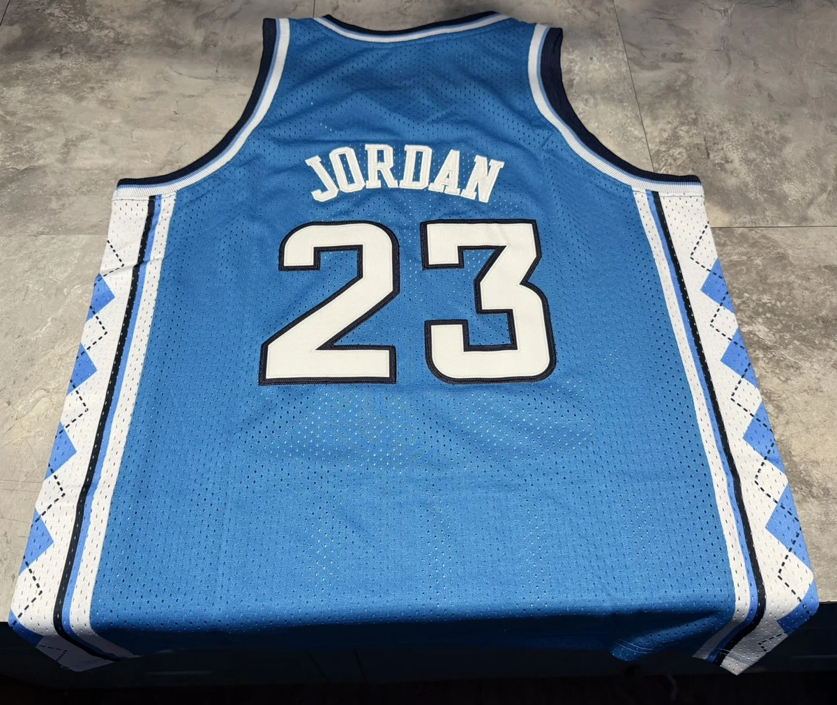 Preços baixos em Michael Jordan Azul NCAA Jerseys | eBay