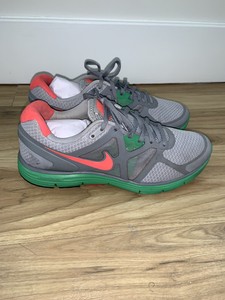 tenis nike cinza com verde
