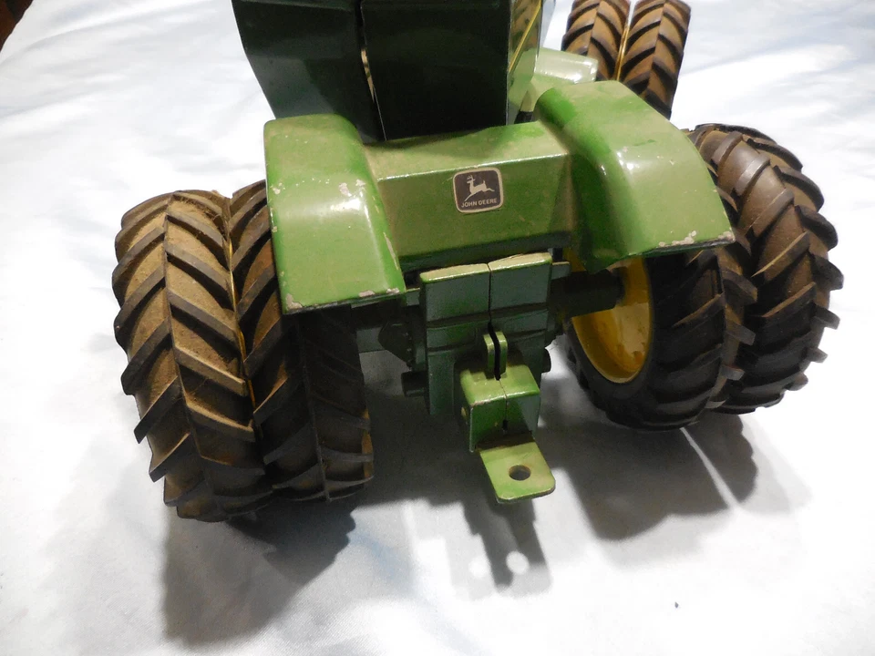 TRES  ANCIEN TRACTEUR  JOHN DEERE  ET  LE CANADIEN  1 / 16 IEME - Photo 4/4
