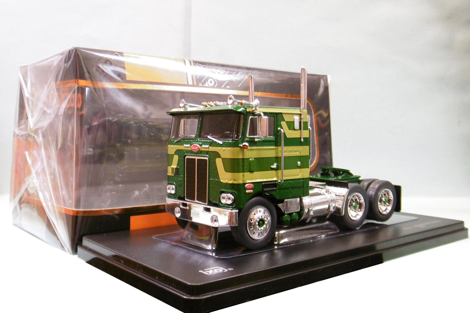 PETERBILT 352 Pacemaker 1979 vert metallise IXO TR184 de collection 1/43