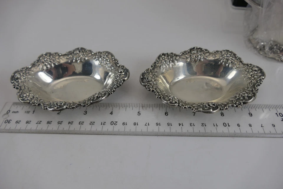 Par fino de platos de plata esterlina Kirk Repousse sin monos usado en excelente estado Foto 4 de 4