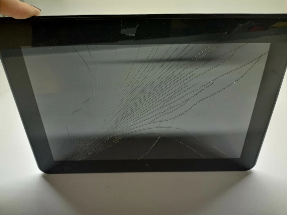  Gigaset QV830 8'' WIFI Android Black Tablet For Repair Only Screen Cracked  - Image 3 of 4