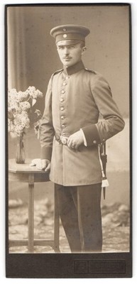 Fotografie Schmorrde, Herrnhut, Heranwachsender Soldat in Uniform mit Schirmmüt 