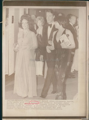 1976 Kennedy Center WA Elizabeth Taylor Liza Minelli James Ha Wirephoto 8x10