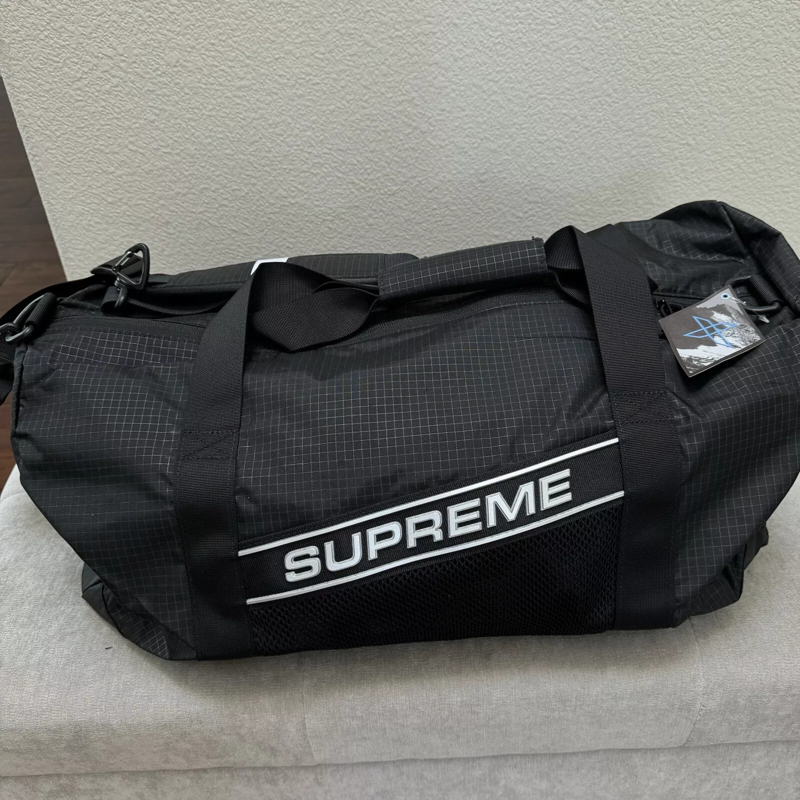 Sac de sport noir logo Supreme 3D FW23 NEUF authentique FW23B15