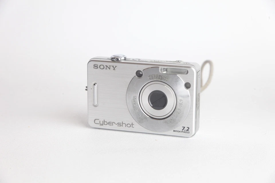 Sony Cybershot DSC-W70 7.2MP Digital Camera With Case Charger Card etc TESTED - Image 3 of 4