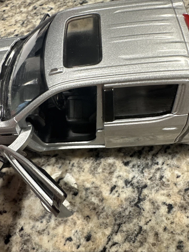 2019 GMC Sierra 1500 SLT Crew Cab Pickup Sliver  Diecast Motormax 79361 - Image 3 of 4