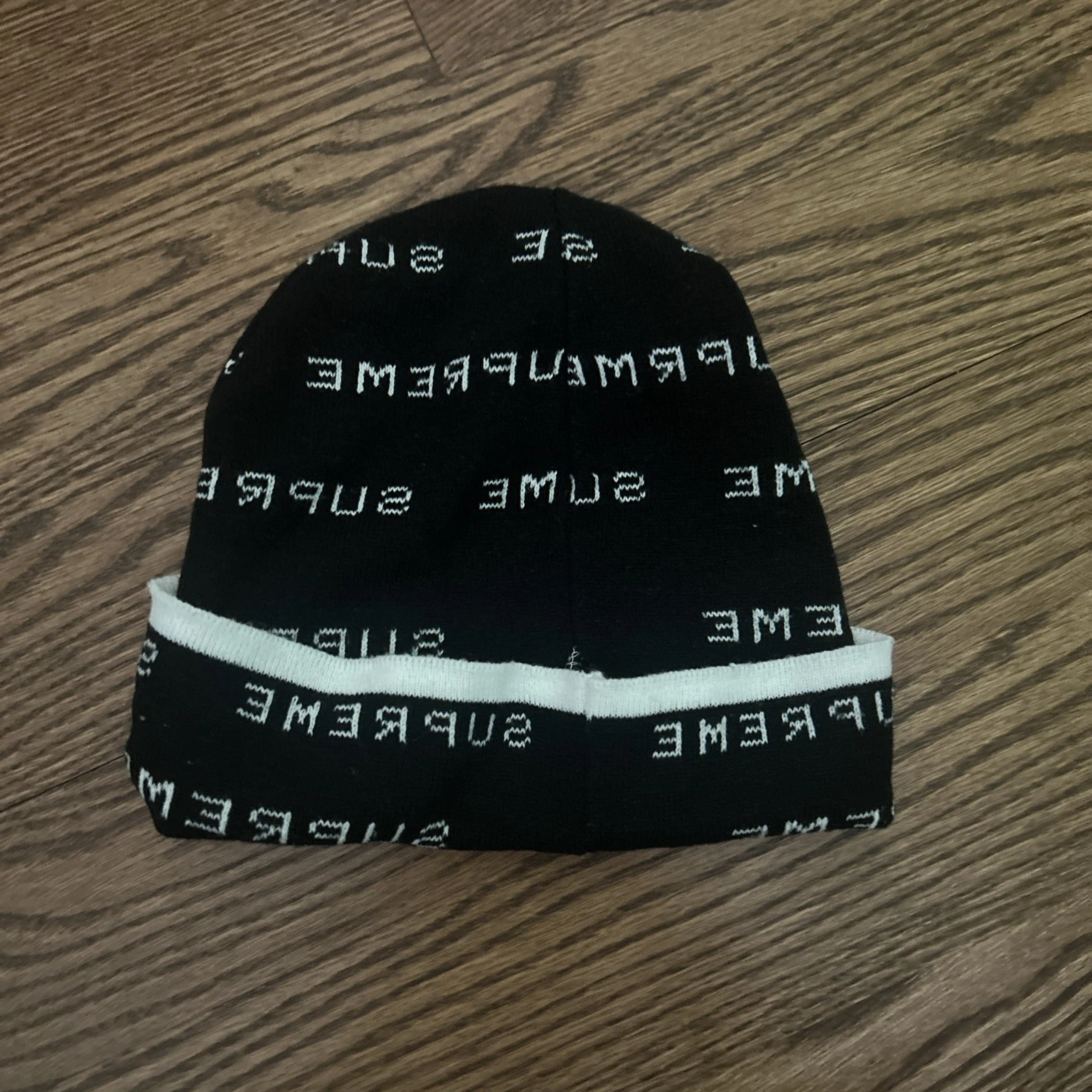 Bonnet Supreme Repeat Logo noir avec lettrage blanc**occasion** 