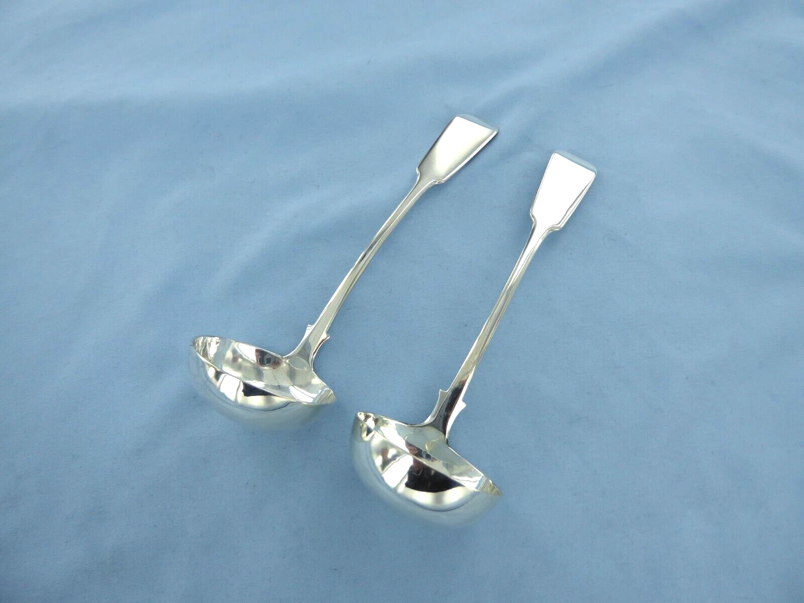 AN ANTIQUE PAIR OF STERLING SILVER FIDDLE BACK SAUCE LADLES. EDINBURGH 1831.
Opens in a new window o