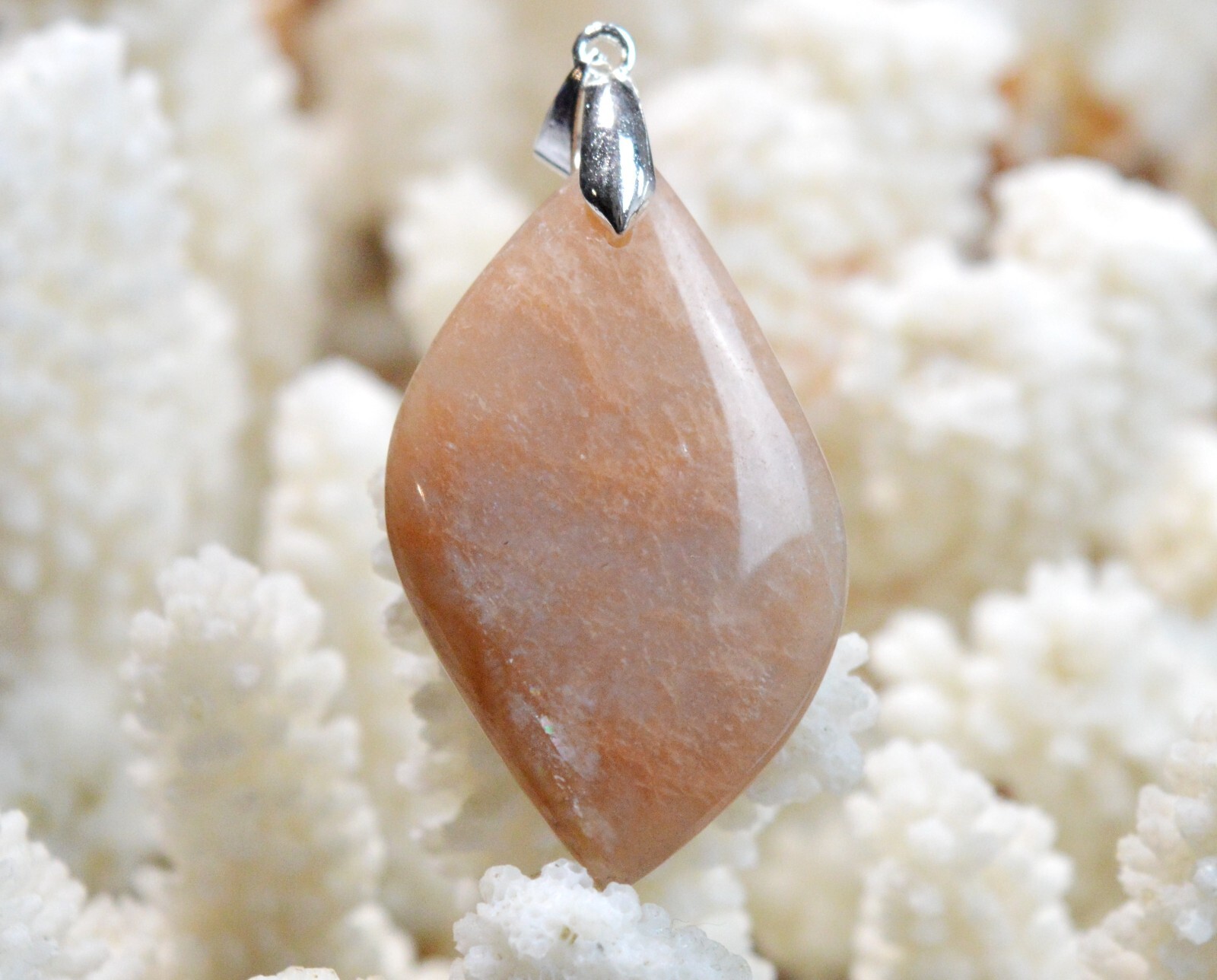 Pendentif en pierre de lune pêche naturelle d'Inde de 52 carats pour lithothérapie